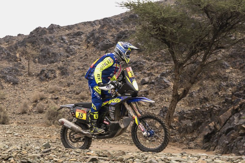 Santolino se va al descanso con susto y mirando al ‘top ten’ del Dakar