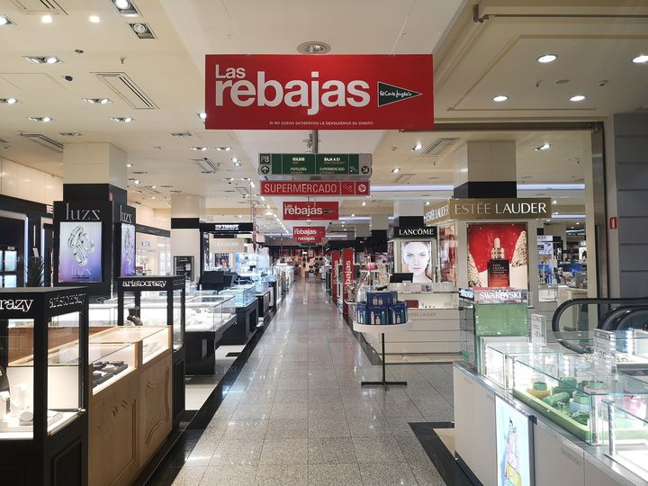 Todo preparado para comenzar las rebajas en El Corte Inglés