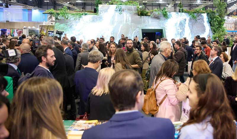 Sánchez y Mañueco no se saludan en Fitur, pese a haber estado a tres metros