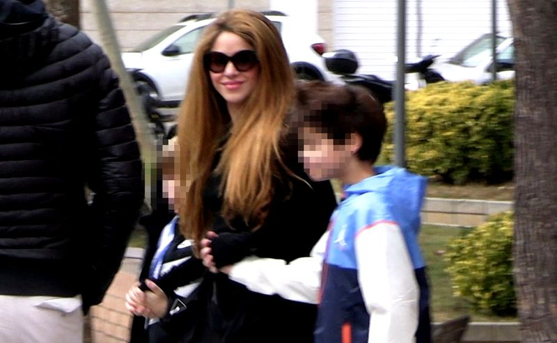 Shakira responde a la primera imagen oficial de Piqué y Clara Chía al ritmo de Im addicted to you