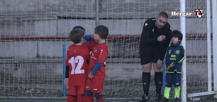 El precioso gesto de un árbitro salmantino para que un equipo de prebenjamín aprenda a colocar la barrera