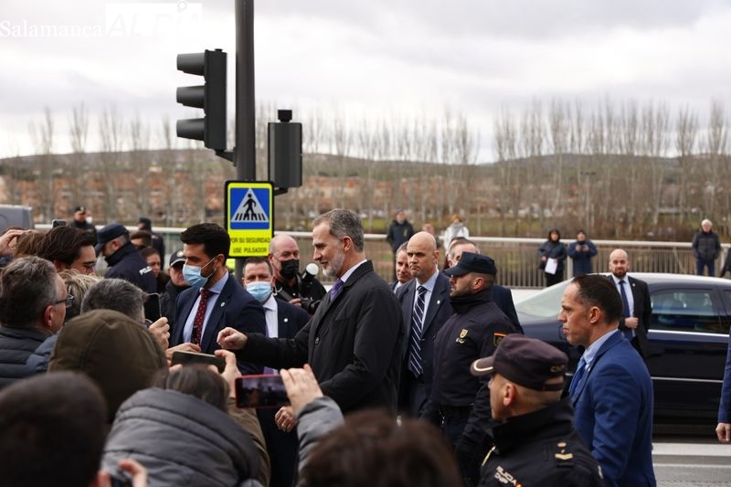 En imágenes: así ha sido la visita de Felipe VI al Hospital de Salamanca 