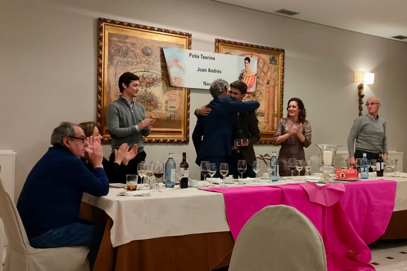 Manuel Diosleguarde recoge el premio triunfador en la retomada cena anual de la peña taurina Juan Andrés