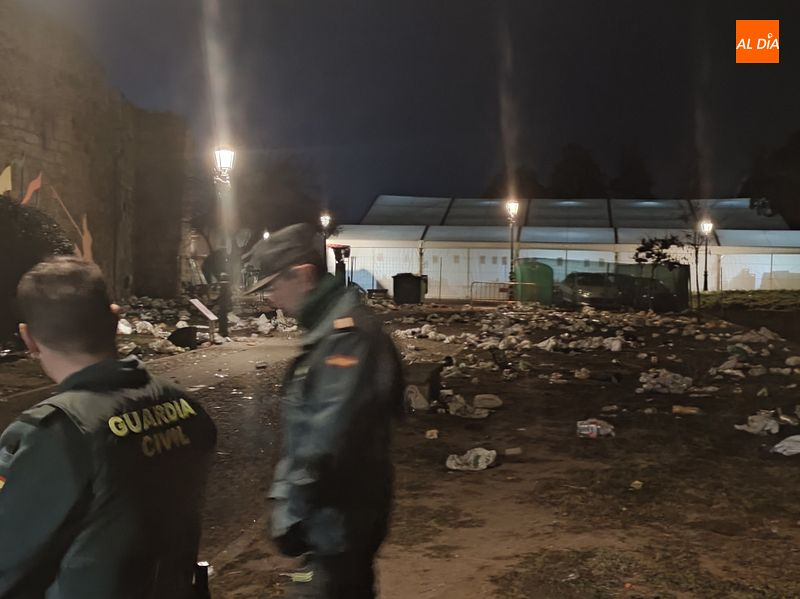 Desorientación de los jóvenes al cerrar la Carpa municipal en plena noche sabatina