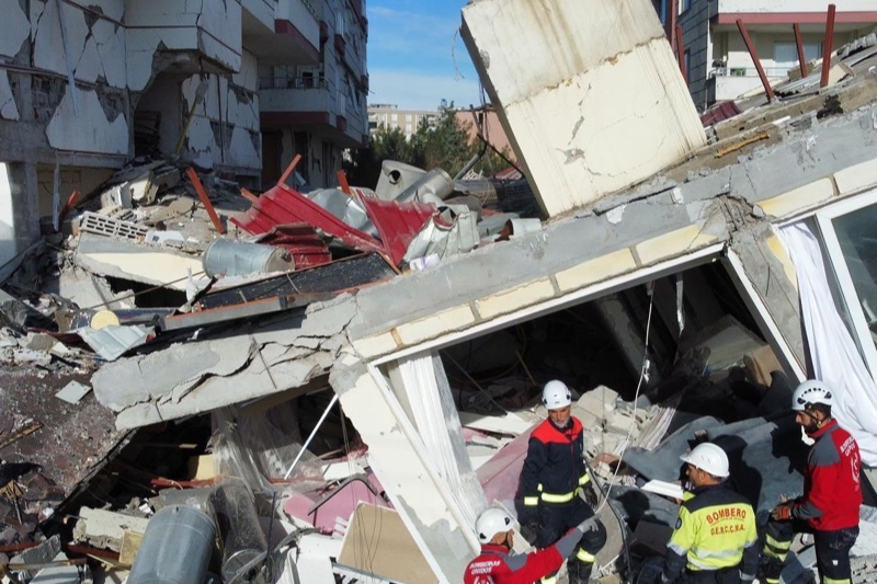 Los Amigos de la Capa de Santiago de la Puebla arrancan una gran campaña de recogida de alimentos para Turquía y Siria 