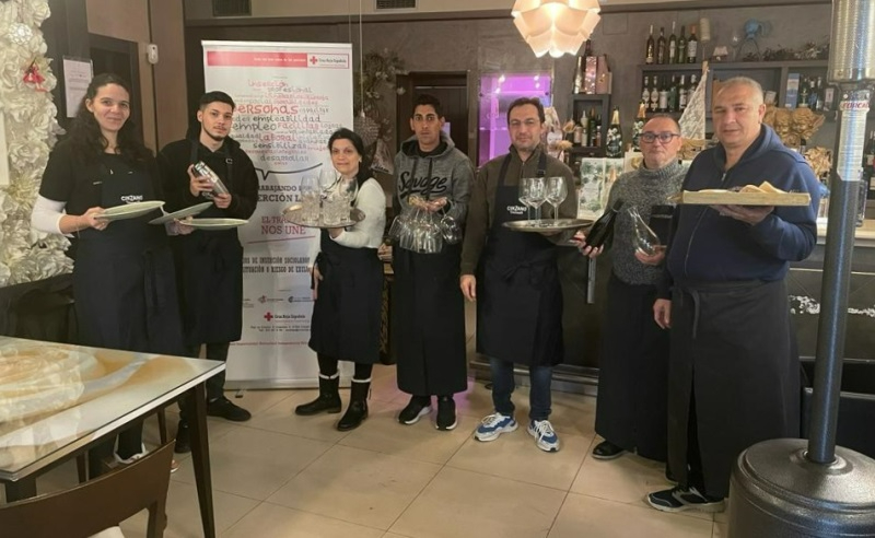 Once personas se forman como ayudantes de camarero de la mano de Cruz Roja