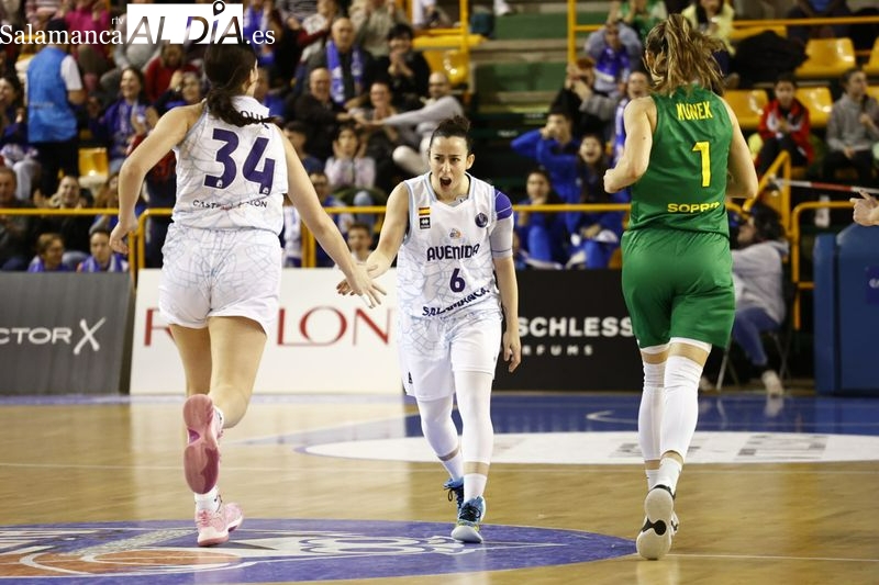 El Perfumerías Avenida está muy vivo en la Euroliga y deja KO al Sopron con la ayuda de la Marea Azul (74-61)