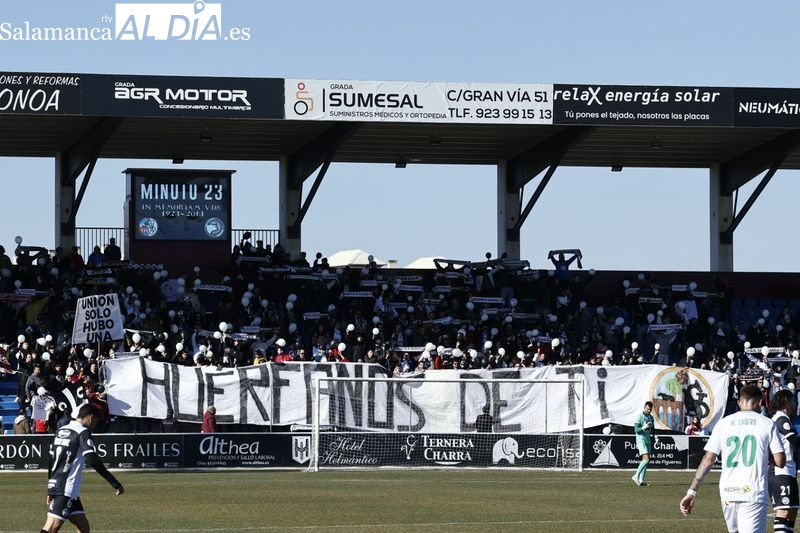 La afición de Unionistas recuerda a la UDS por su centenario con globos en el minuto 23