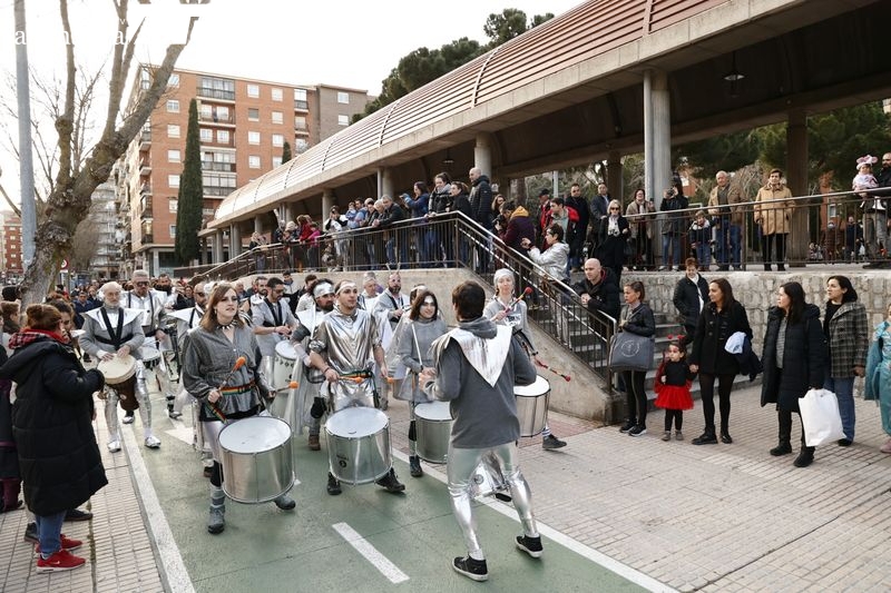 Garrido vibra con la batucada Blocco Charro y el pasacalles de disfraces