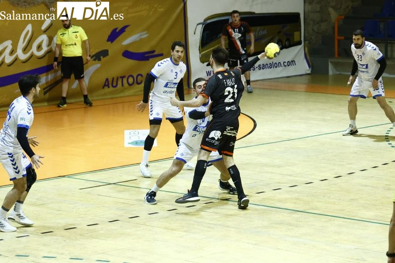 El BM Salamanca encaja un durísimo golpe en forma de derrota a manos del líder (26-46)