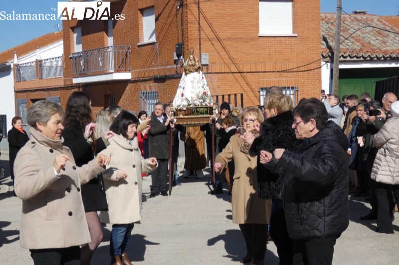 Palaciosrubios arropa con bailes y vítores a su patrona, la Virgen de las Candelas