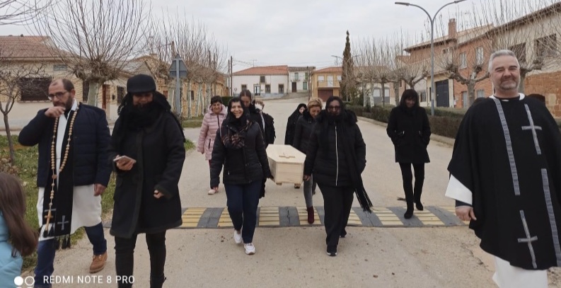 Aldearrubia despide el carnaval con un divertido entierro de la sardina