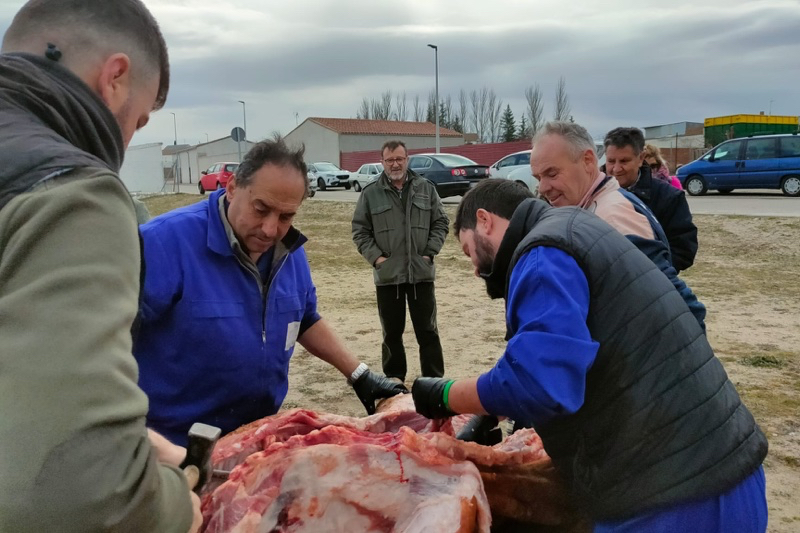 Paradinas celebra en las calles una nueva edición de su Matanza Tradicional