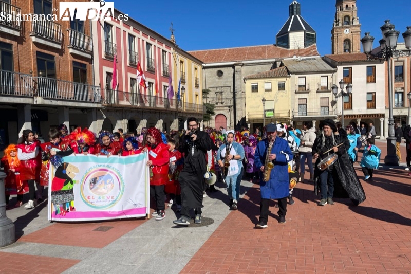 Grandes y pequeños disfrutan en el animado y divertido pasacalles organizado por el CEIP Severiano Montero