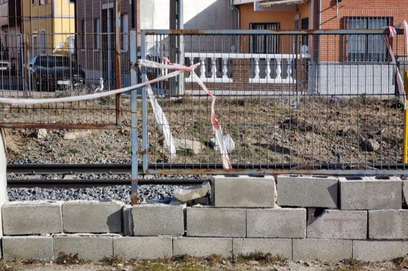 El PP denuncia el riesgo del muro caído en las vías del tren y la falta de soluciones del gobierno local