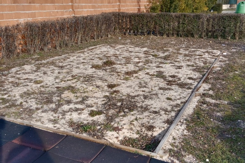 Peñaranda en Común denuncia la situación que sufre el parque infantil ubicado en la urbanización Los chopos