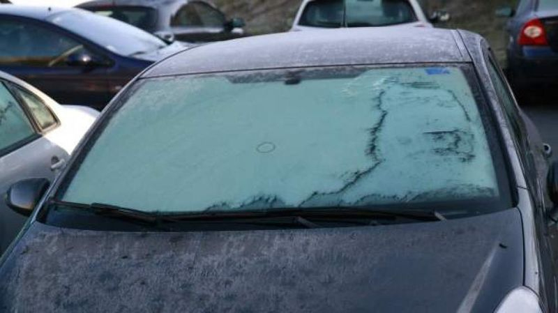 ¿Cómo quitar el hielo de la luna del coche? Estos son los mejores consejos