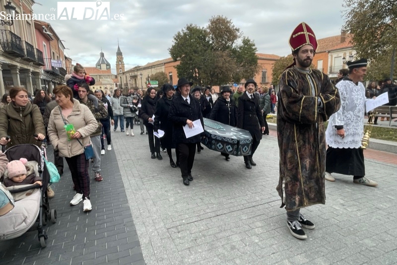 Plegarias y plañideras dan el último adiós al carnaval en el histórico entierro de la sardina