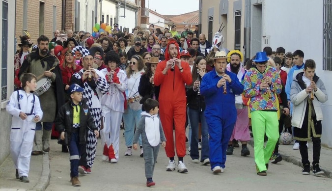Color y gran ambiente, protagonistas del desfile de Carnaval en Macotera