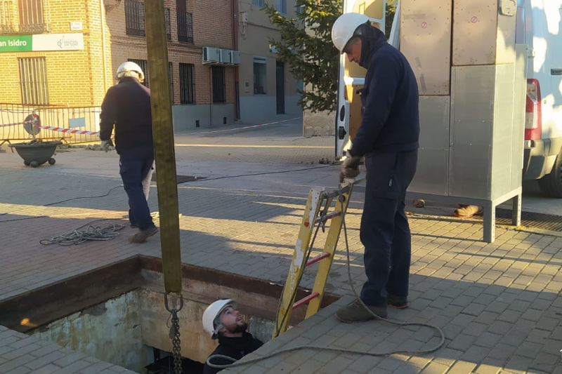 Gran despliegue técnico en Macotera para solucionar las continuas averías de luz