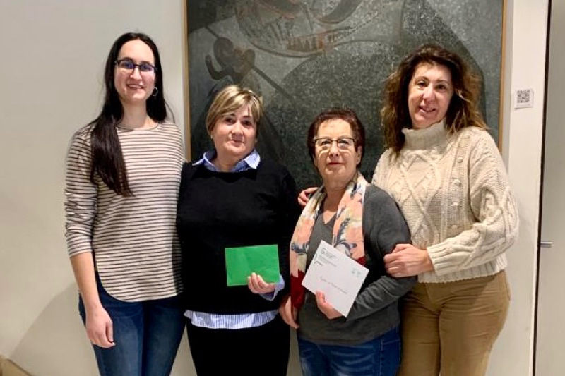 Las aguederas peñarandinas entregan la recaudación de su chocolatada a la AECC