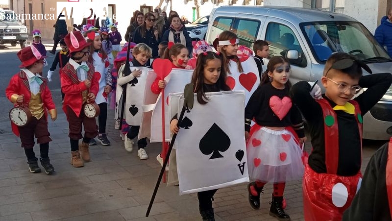 Niños y profesores del colegio Liminares animan el viernes previo al Carnaval en Lumbrales