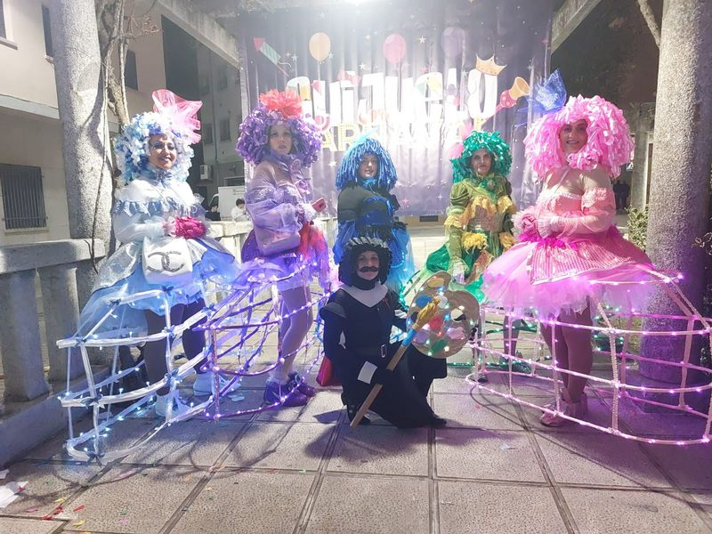 ‘Velázquez y sus Meninas’ y ‘Rosa y la Yaya’ ganan el concurso de disfraces de Carnaval 