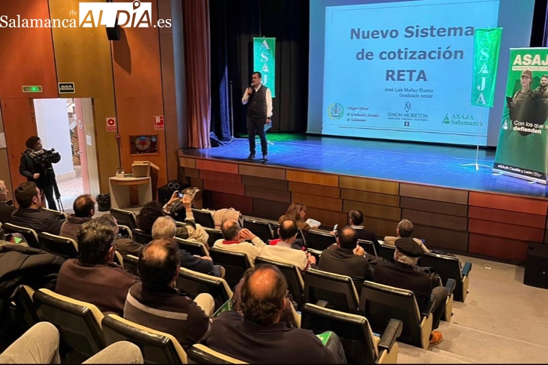 Decenas de agricultores y ganaderos participan en la jornada informativa ofrecida por Asaja