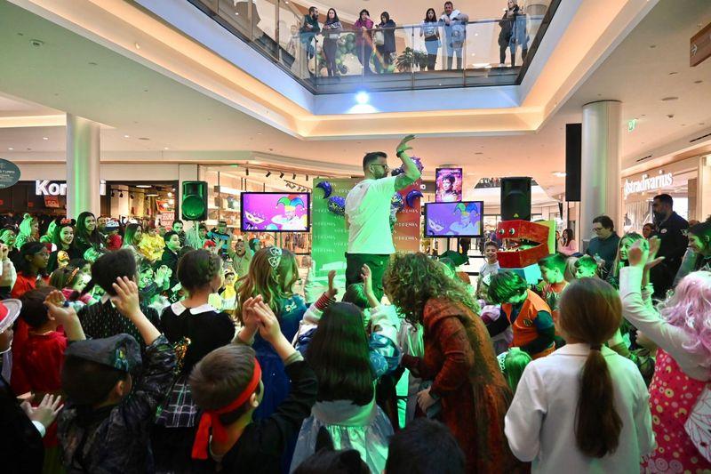 Más de 7.000 personas se disfrazan de diversión en la Fiesta de Jimeno