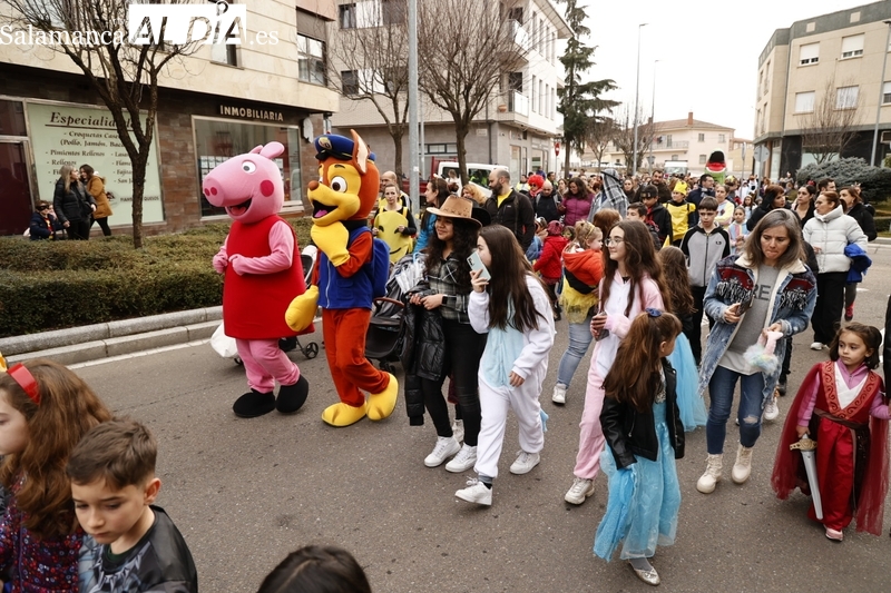 Colorido pasacalles con la batucada Blocco Charro en Carbajosa 