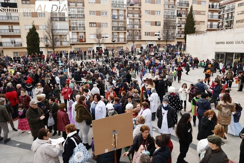 Gran ambiente en la fiesta del Carnaval del Consejo Social El Rollo