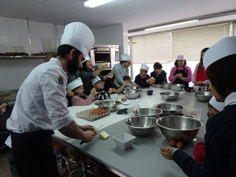15 niños con discapacidad visual y ceguera aprenden a cocinar en la Escuela de Hostelería de Santa Marta