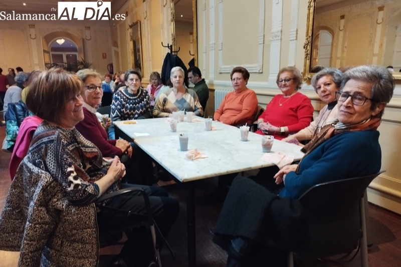 Gran participación vecinal en chocolatada solidaria con la que arrancan los festejos de Santa Águeda en la ciudad