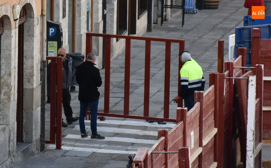 1Foto: Ajustando la nueva puerta de seguridad de Sánchez Arjona