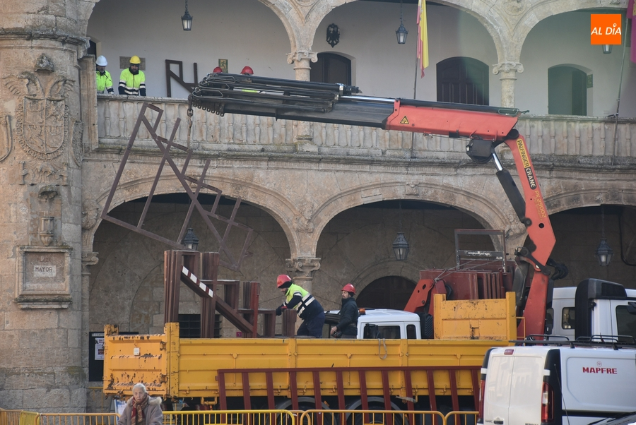 Arranca la mutación carnavalera de la Plaza Mayor