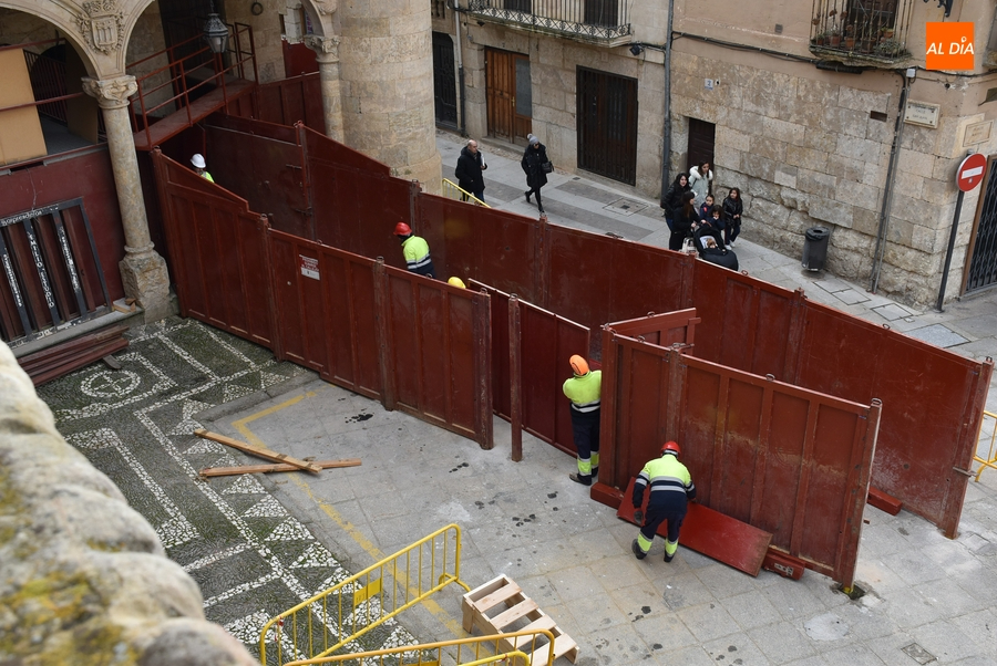 El montaje del callejón, siguiente paso de la transformación carnavalera de la Plaza