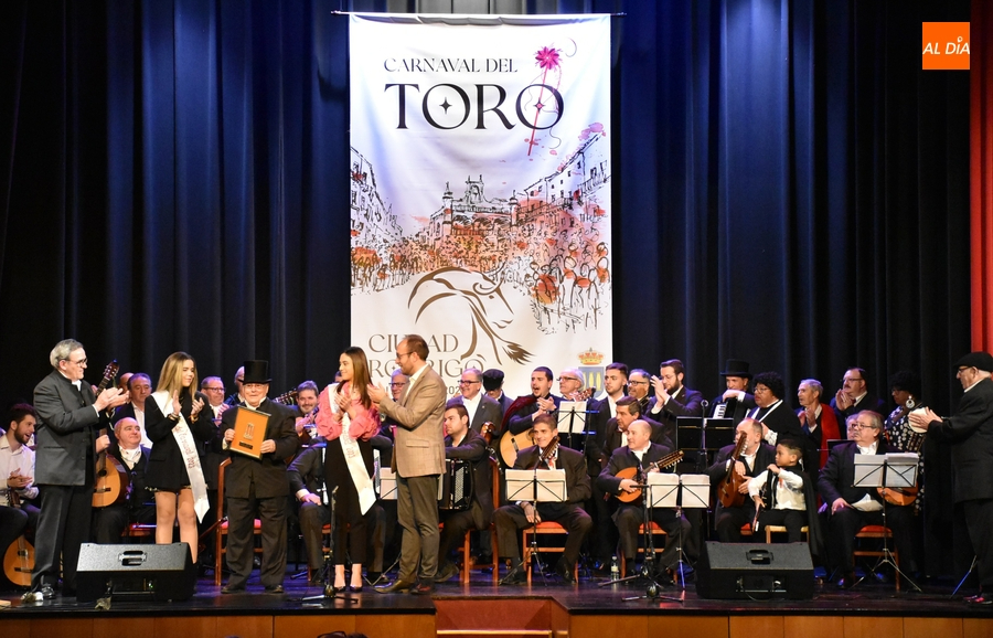 La Rondalla homenajea a su miembro más veterano en la presentación de unas Coplas con mucha denuncia
