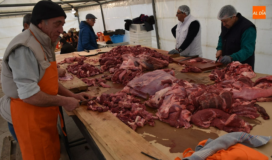 Pelados 600 kilos de patatas y troceados 320 kilos de carne para el gran guiso de Piñata