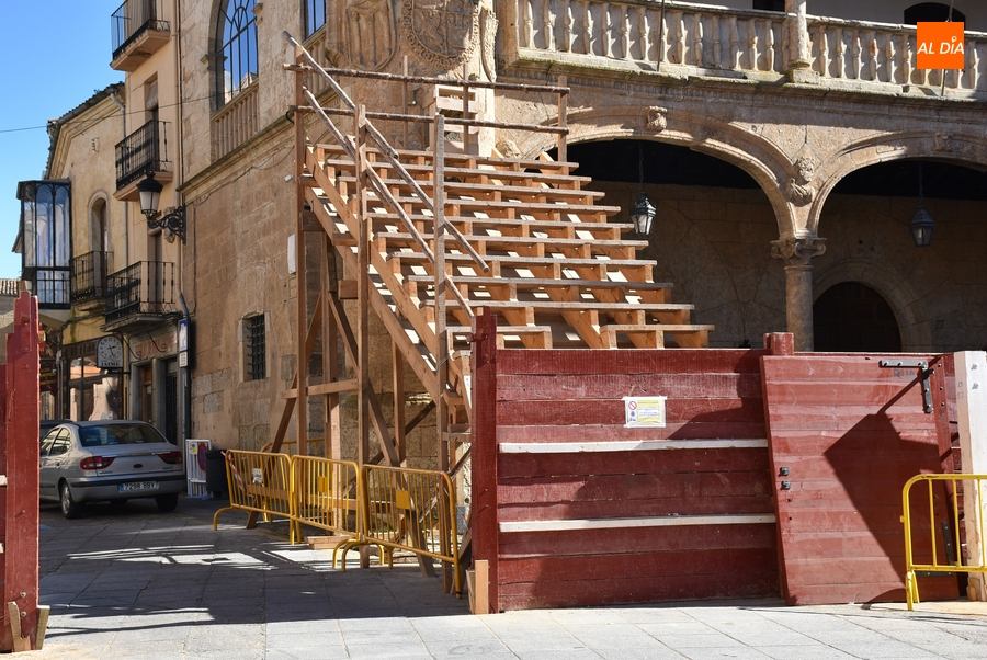 Montado el primer tablao mientras la aguja solitaria de la calle Madrid ya tiene compañía