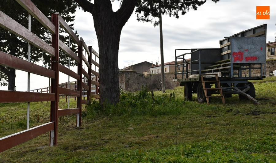 Los carros empiezan a llegar a los pinos mientras se ultima el coso taurino