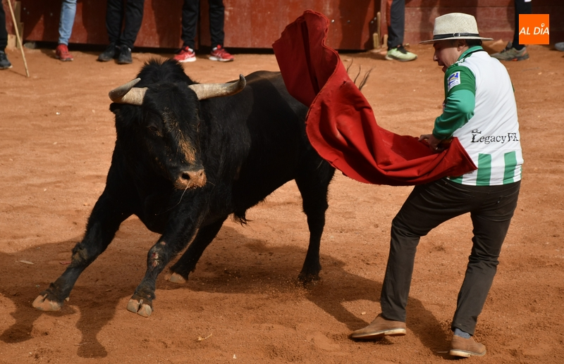 Saúl ‘El Torero Bético’, gran animador de la entretenida capea matinal