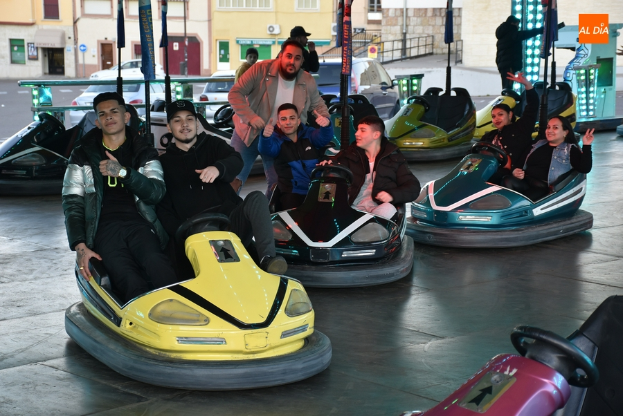 Los coches chocones ya están en marcha mientras empiezan a llegar el resto de atracciones