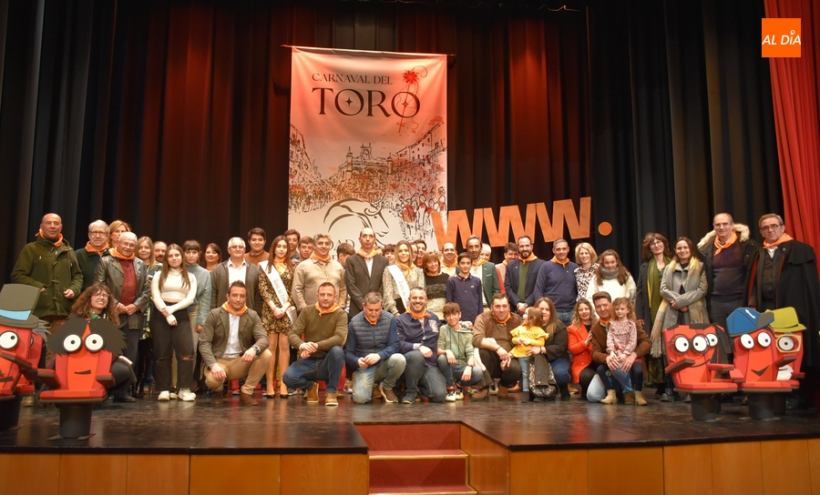 Juguetón y reivindicativo pregón de ‘hermanamiento’ del Carnaval con la Feria de Teatro