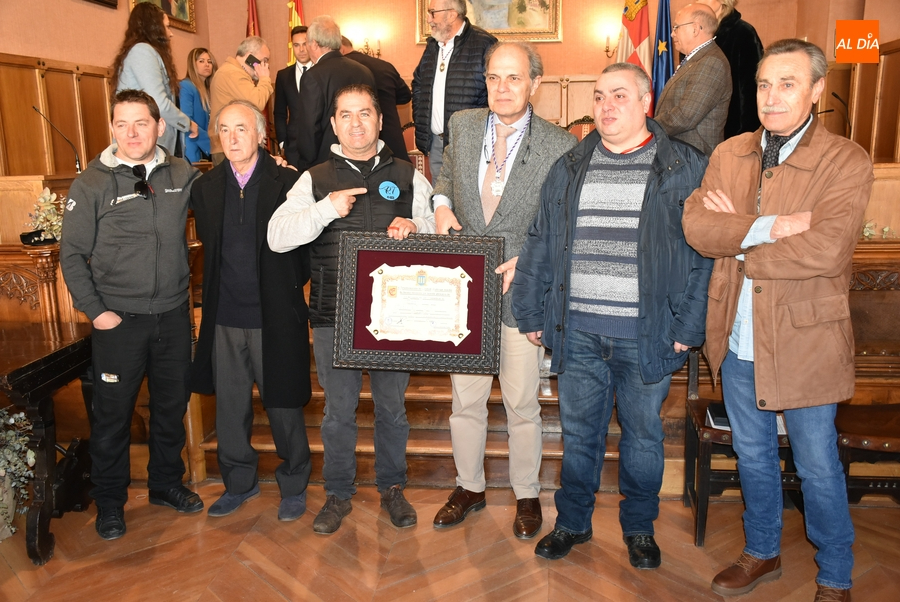 Enrique Crespo recibe el título de ‘Hijo Adoptivo de Ciudad Rodrigo’ mostrándose dispuesto a seguir