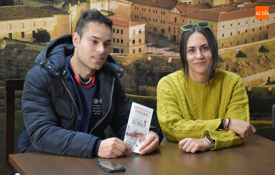 Un año de cerveza gratis para el grupo ganador de la categoría superior del baile de disfraces