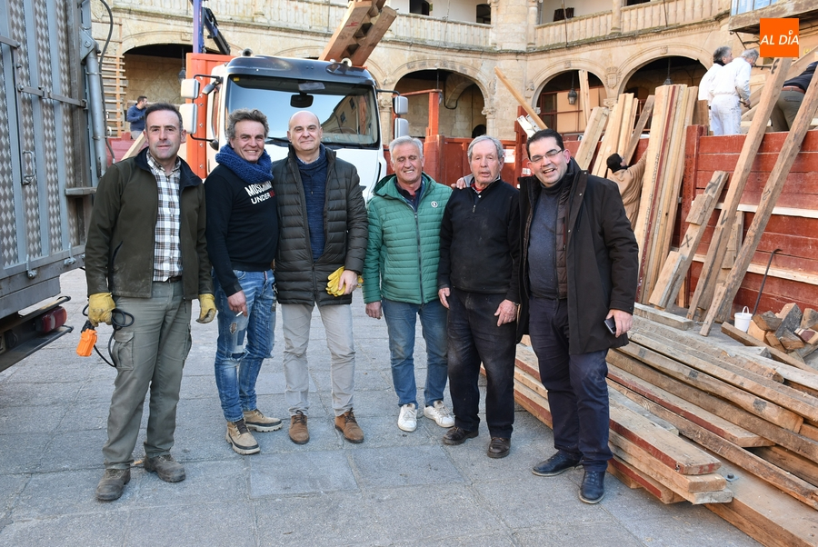 Familias y amigos se ponen manos a la obra para levantar el coso taurino