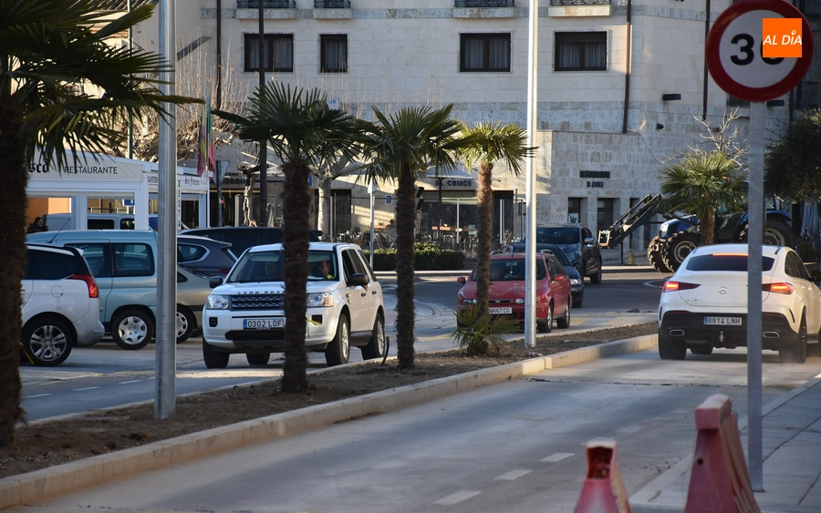 Abierto al tráfico, con ‘ambiente de Benidorm’, el tramo en obras de la Avenida de España
