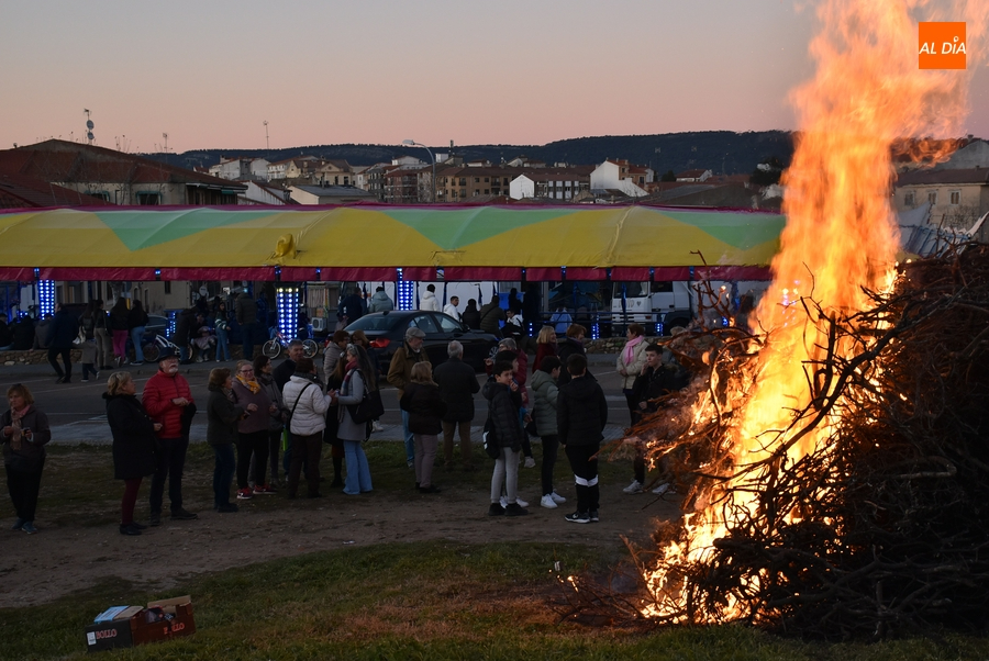 La recuperada hoguera de las Águedas despide las citas precarnavaleras en torno al fuego