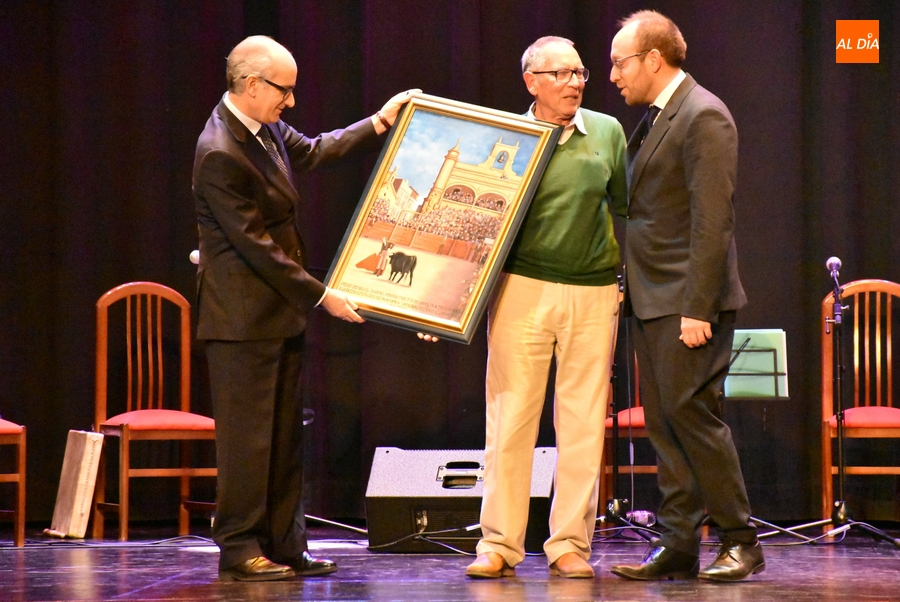 La Diputación recibe el Premio del Bolsín anunciando un redoble de su apoyo para que no le falte de nada