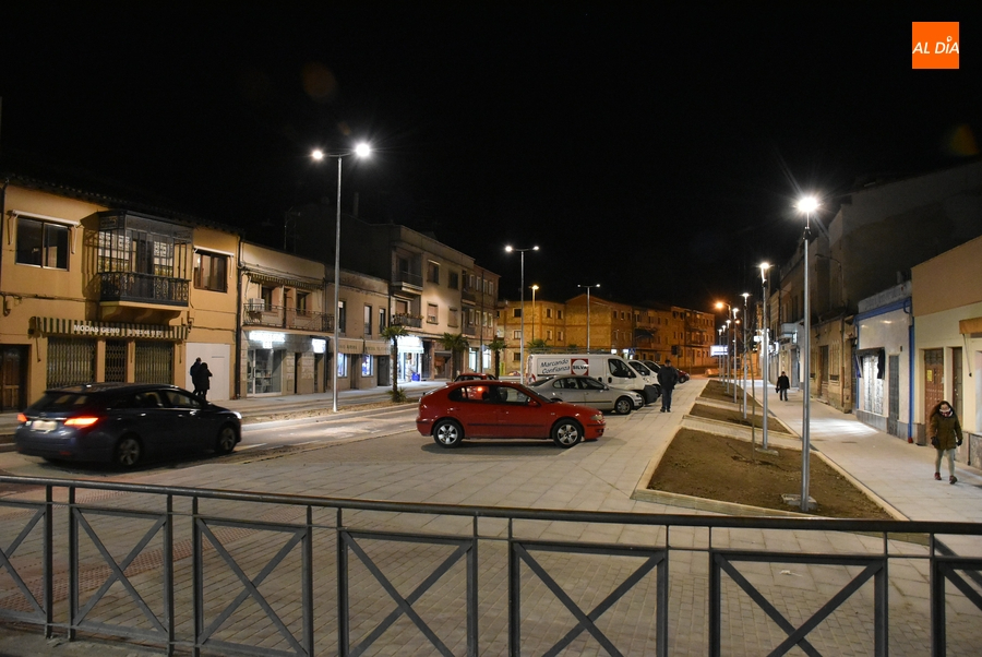 Así luce de noche el primer tramo reformado de la Avenida de España